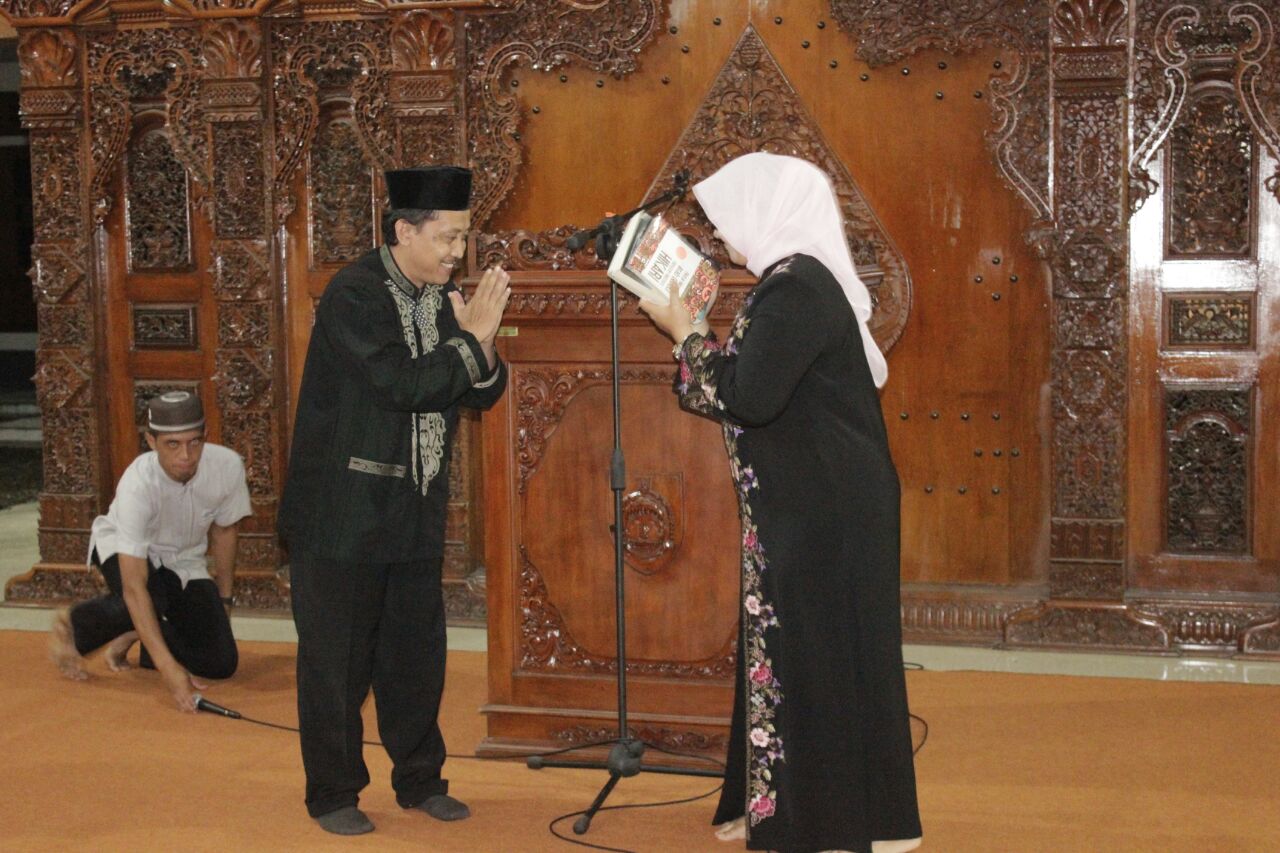 Kreator Trensains Agus Purwanto, D.Sc pada saat menyerahkan tiga buku kepada Bupati Sragen dr. Hj. Kusdinar Untung Yuni Sukowati (1/1/1438)
